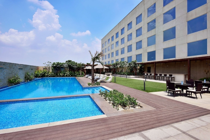 Imagen de la piscina del Hotel Radisson Blu Faridabad. Foto 19