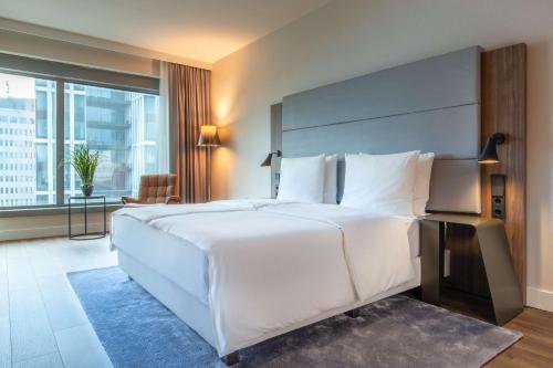 Imagen de la habitación del Hotel Radisson Blu Frankfurt. Foto 14