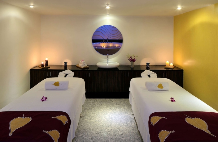 Imagen de la piscina del Hotel Radisson Blu Grt Chennai. Foto 18