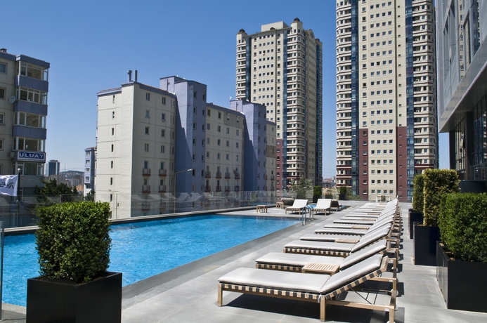 Imagen de la piscina del Hotel Radisson Blu Istanbul Asia. Foto 15