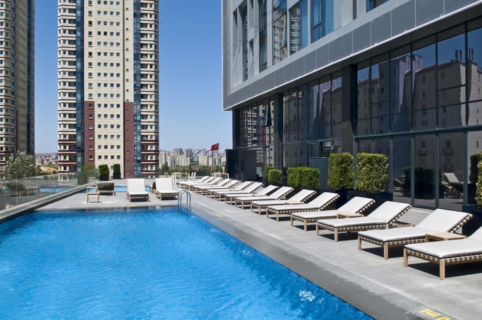 Imagen de la piscina del Hotel Radisson Blu Istanbul Asia. Foto 16