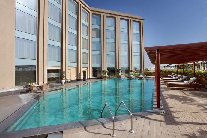 Imagen de la piscina del Hotel Radisson Blu Jammu. Foto 16