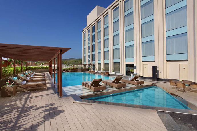 Imagen de la piscina del Hotel Radisson Blu Jammu. Foto 18