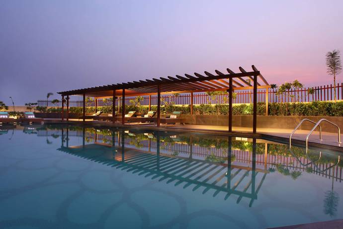 Imagen de la piscina del Hotel Radisson Blu Jammu. Foto 20