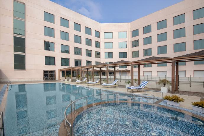 Imagen de la piscina del Hotel Radisson Blu Kaushambi Delhi Ncr. Foto 20