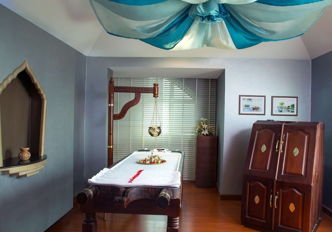 Imagen de la piscina del Hotel Radisson Blu Kochi. Foto 19