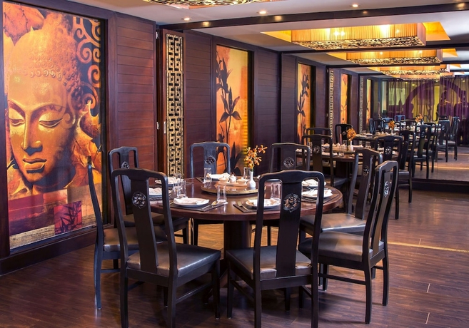 Imagen del bar/restaurante del Hotel Radisson Blu Kochi. Foto 2