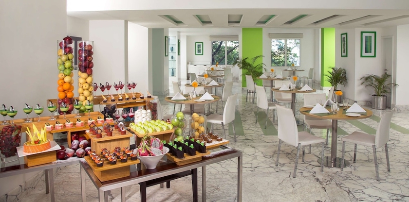 Imagen del bar/restaurante del Hotel Radisson Blu Kochi. Foto 3