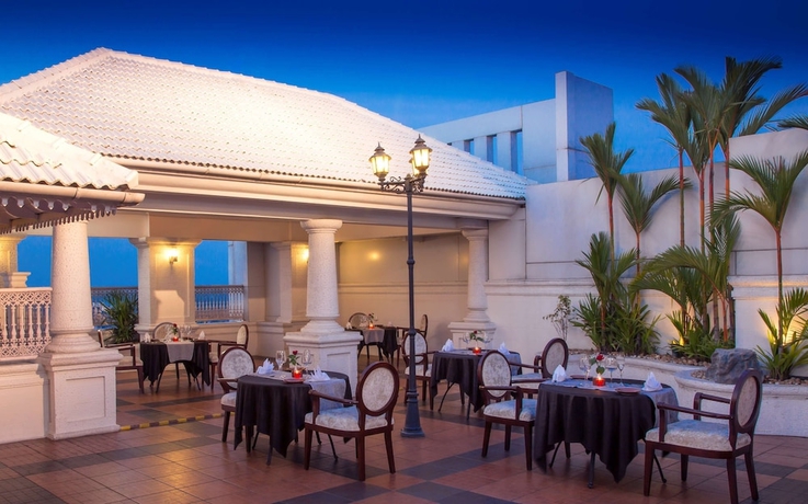 Imagen del bar/restaurante del Hotel Radisson Blu Kochi. Foto 4