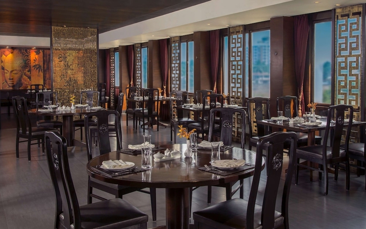 Imagen del bar/restaurante del Hotel Radisson Blu Kochi. Foto 5