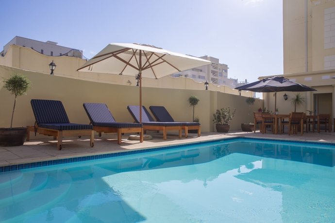 Imagen de la piscina del Hotel Radisson Blu Le Vendome. Foto 13