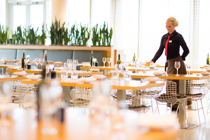 Imagen del bar/restaurante del Hotel Radisson Blu London Stansted Airport. Foto 3