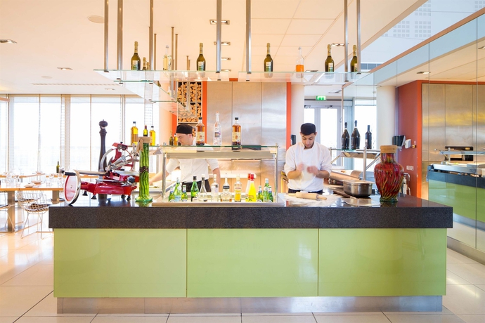 Imagen del bar/restaurante del Hotel Radisson Blu London Stansted Airport. Foto 4