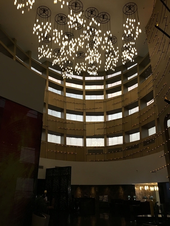 Imagen del bar/restaurante del Hotel Radisson Blu Ludhiana. Foto 2