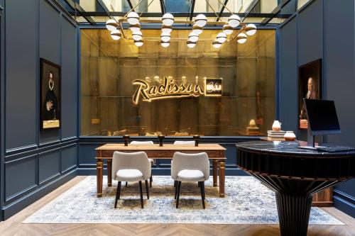 Imagen de los interiores del Hotel Radisson Blu Madrid Prado. Foto 19