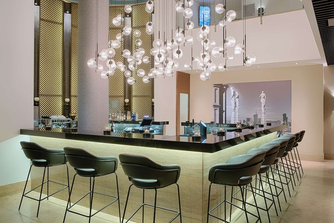 Imagen del bar/restaurante del Hotel Radisson Blu Milan. Foto 2