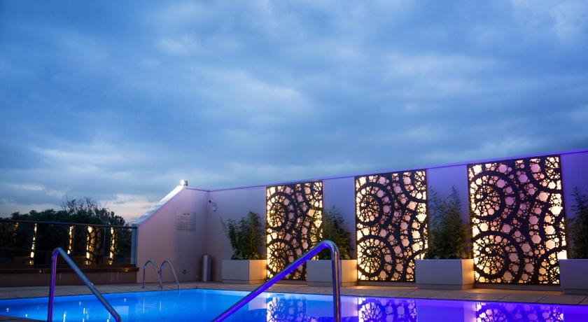 Imagen de la piscina del Hotel Radisson Blu Nairobi Upper Hill. Foto 20