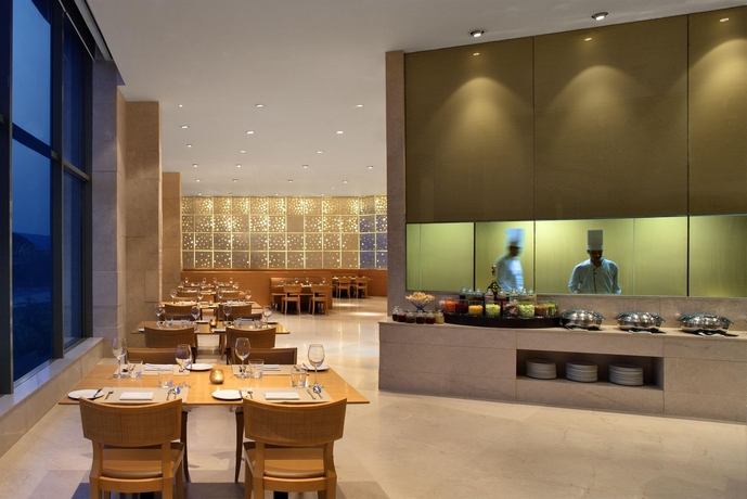 Imagen del bar/restaurante del Hotel Radisson Blu New Delhi Dwarka. Foto 3