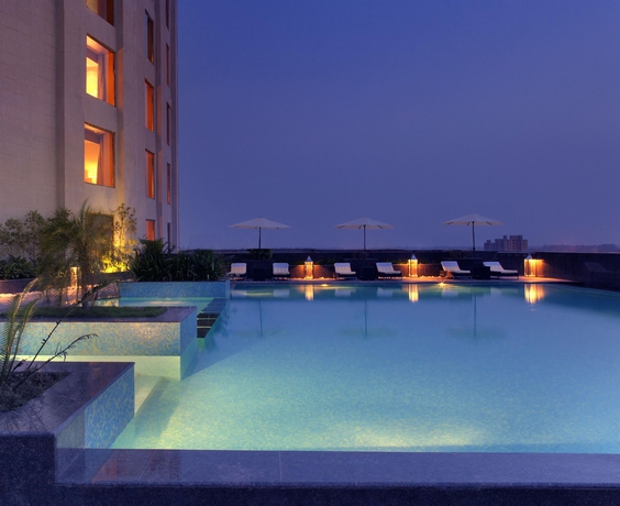 Imagen de la piscina del Hotel Radisson Blu New Delhi Dwarka. Foto 16