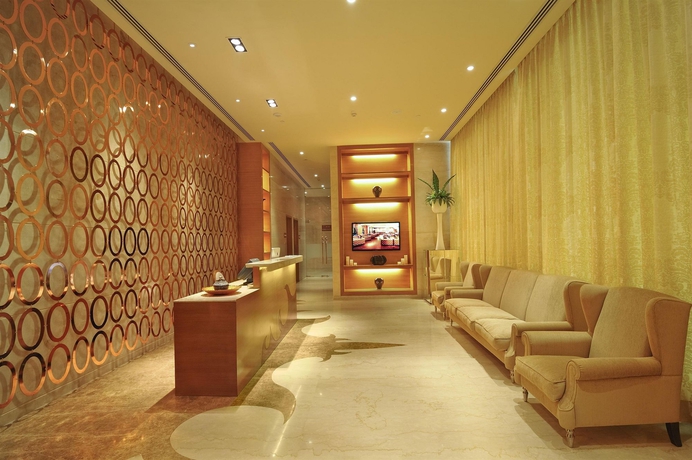 Imagen de la piscina del Hotel Radisson Blu New Delhi Paschim Vihar. Foto 16