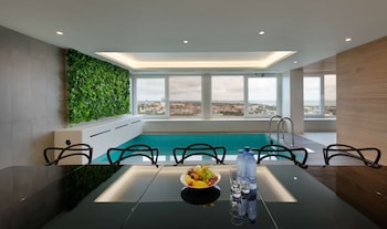 Imagen de la piscina del Hotel Radisson Blu Olumpia. Foto 12