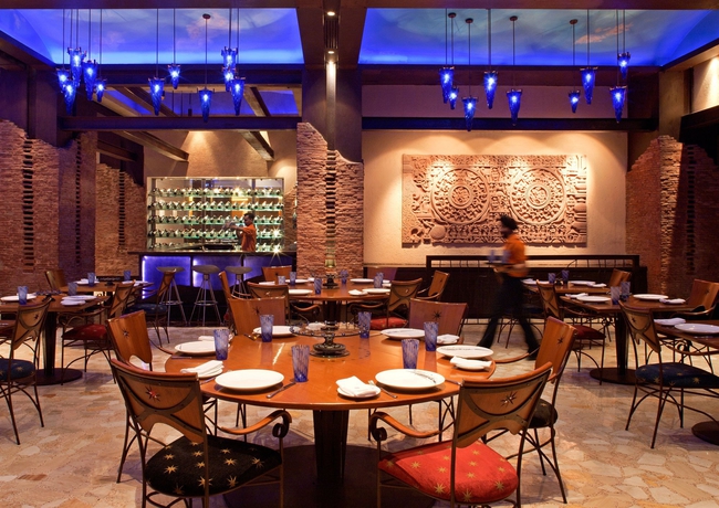 Imagen del bar/restaurante del Hotel Radisson Blu Plaza Delhi Airport. Foto 1