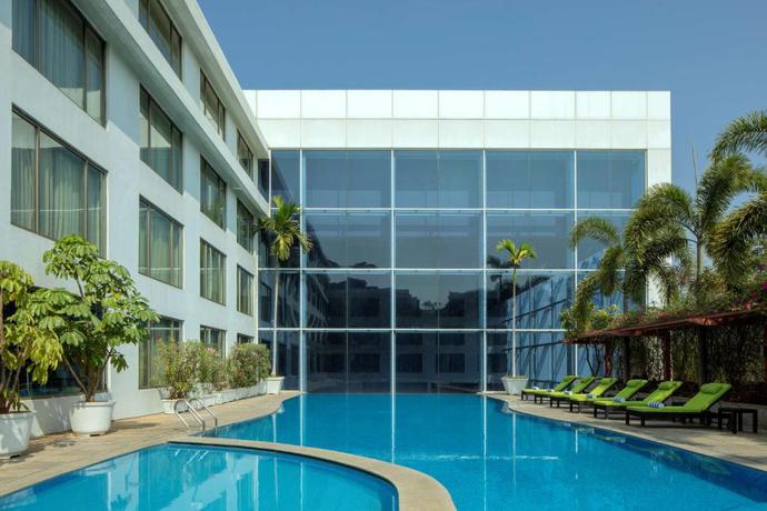 Imagen de la piscina del Hotel Radisson Blu Plaza Hyderabad Banjara Hills. Foto 12
