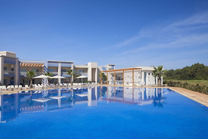 Imagen de la piscina del Hotel Radisson Blu Resort, Saidia Garden. Foto 17