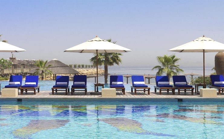 Imagen de la piscina del Hotel Radisson Blu Resort, Sharjah. Foto 16