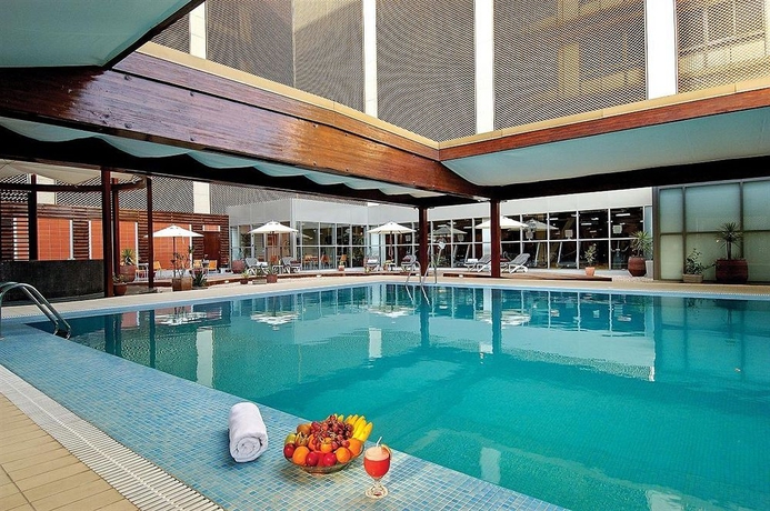 Imagen de la piscina del Hotel Radisson Blu Riyadh. Foto 16