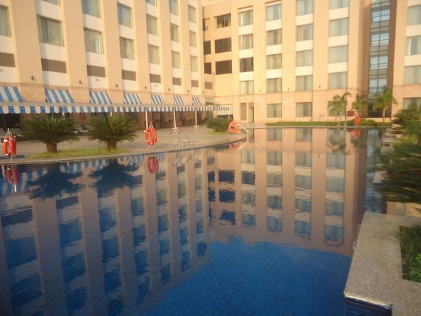 Imagen de la piscina del Hotel Radisson Blu Rudrapur. Foto 19