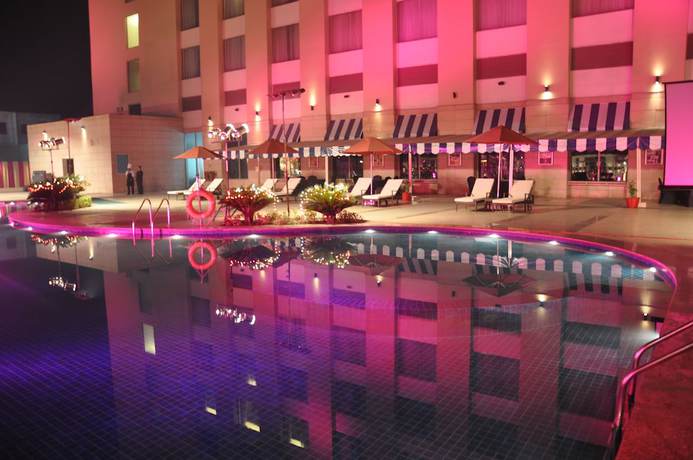 Imagen de la piscina del Hotel Radisson Blu Rudrapur. Foto 20