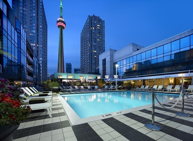 Imagen de la piscina del Hotel Radisson Blu Toronto Downtown. Foto 14
