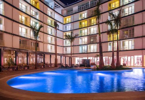 Imagen de la piscina del Hotel Radisson Blu & Convention Centre Kigali. Foto 10