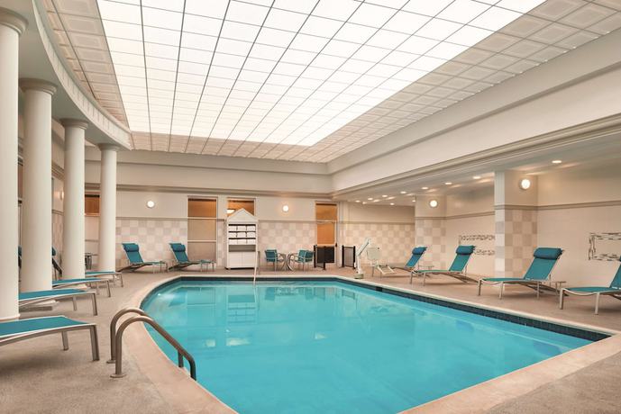 Imagen de la piscina del Hotel Radisson Cincinnati Riverfront. Foto 19