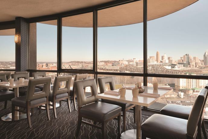 Imagen del bar/restaurante del Hotel Radisson Cincinnati Riverfront. Foto 3
