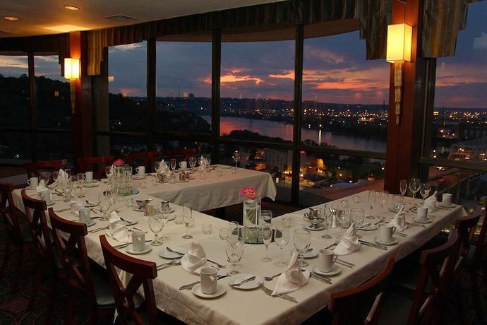 Imagen del bar/restaurante del Hotel Radisson Cincinnati Riverfront. Foto 6