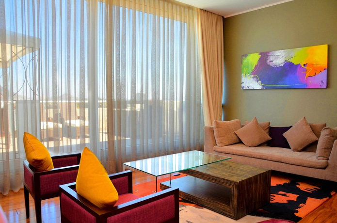 Imagen de los interiores del Hotel Radisson Ciudad Empresarial Santiago. Foto 7