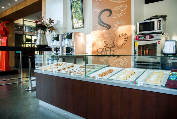 Imagen del bar/restaurante del Hotel Radisson Ciudad Empresarial Santiago. Foto 2