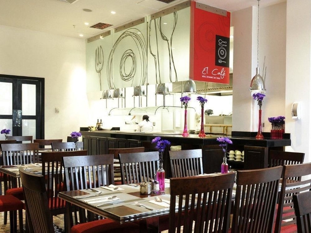 Imagen del bar/restaurante del Hotel Radisson Ciudad Empresarial Santiago. Foto 3