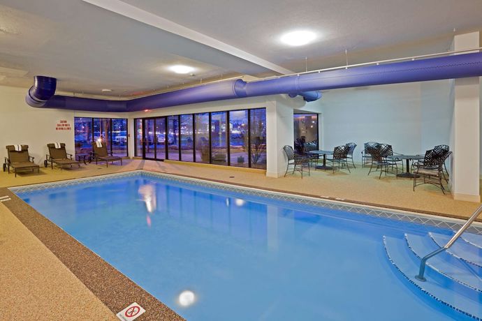 Imagen de la piscina del Hotel Radisson Cleveland Airport West. Foto 11