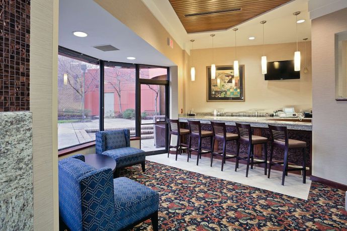 Imagen del bar/restaurante del Hotel Radisson Cleveland Airport West. Foto 2