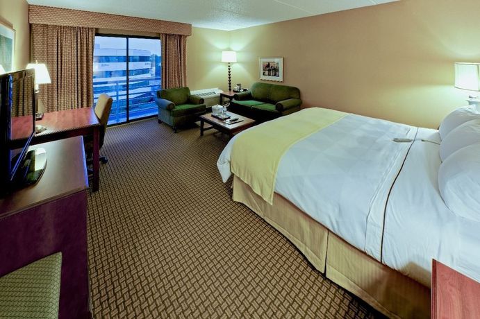Imagen de la habitación del Hotel Radisson Cleveland Airport West. Foto 6