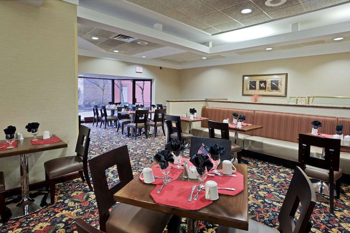 Imagen del bar/restaurante del Hotel Radisson Cleveland Airport West. Foto 3