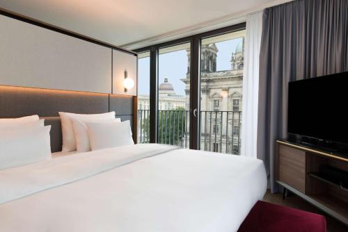 Imagen de la habitación del Hotel Radisson Collection Berlin. Foto 13