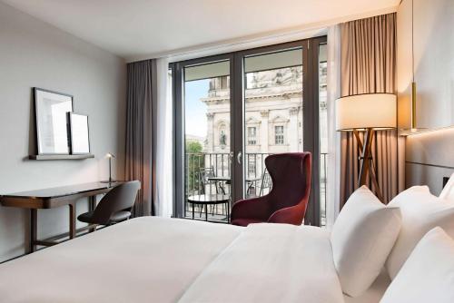 Imagen de la habitación del Hotel Radisson Collection Berlin. Foto 16