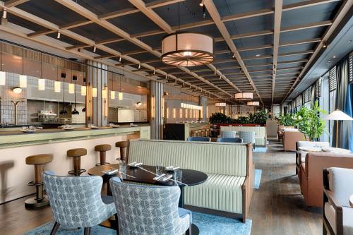 Imagen del bar/restaurante del Hotel Radisson Collection Berlin. Foto 9