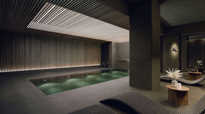 Imagen de la piscina del Hotel Radisson Collection, Gran Via Bilbao. Foto 19