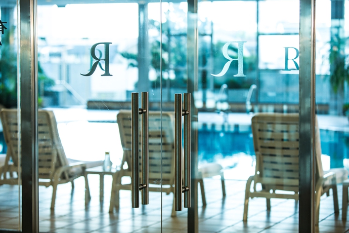 Imagen de la piscina del Hotel Radisson Collection Yangtze Shanghai. Foto 16