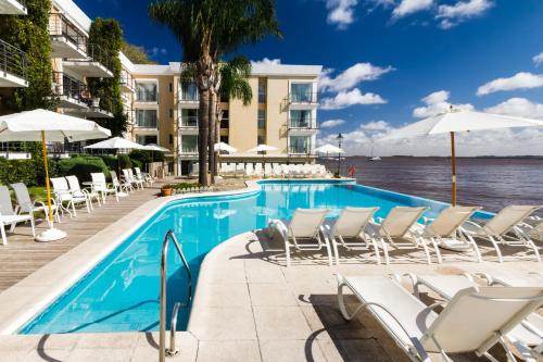 Imagen de la piscina del Hotel Radisson Colonia Del Sacramento. Foto 9